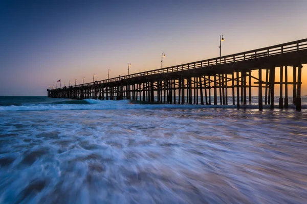 Ondas no Oceano Pacífico e no cais ao pôr do sol, em Ventura, C — Fotografia de Stock