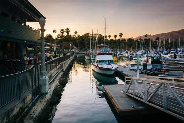 Lodě v přístavu při západu slunce, v Santa Barbara, Kalifornie. — Stock fotografie