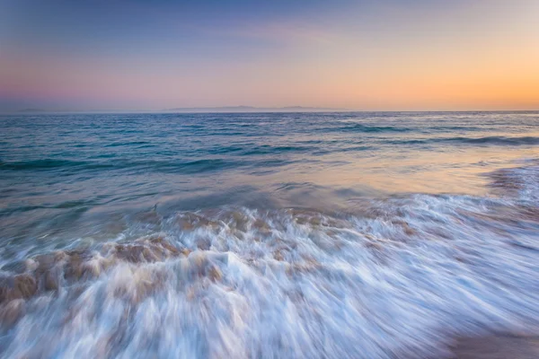 Onde nell'Oceano Pacifico al tramonto, a Santa Barbara, Californ — Foto Stock
