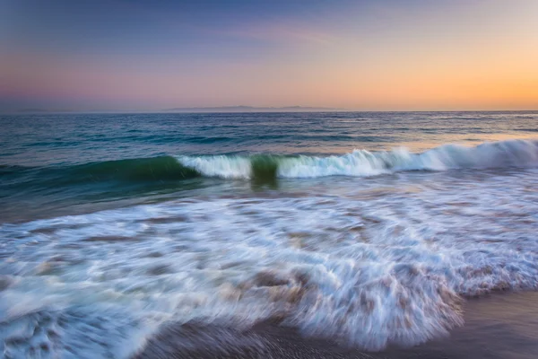 Vågor i Stilla havet i solnedgången, i Santa Barbara, Californ — Stockfoto