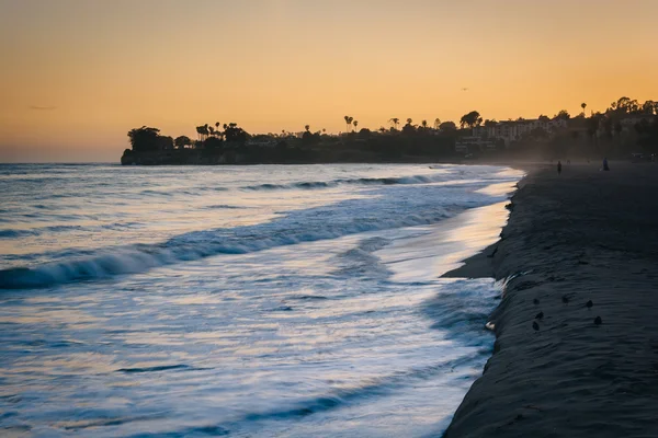 Vagues dans l'océan Pacifique au coucher du soleil, à Santa Barbara, Californie — Photo