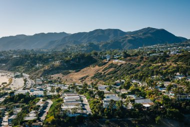 Evler ve Santa Monica dağlarda Pasifik Palisad görünümünü