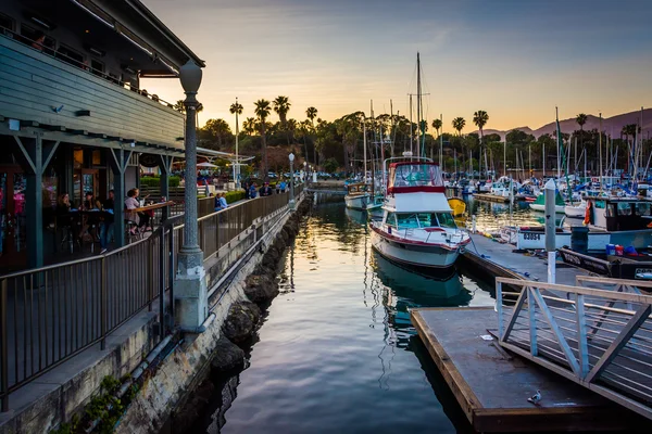 Boats in the harbor at sunset, in Santa Barbara, California. — Stock Photo, Image