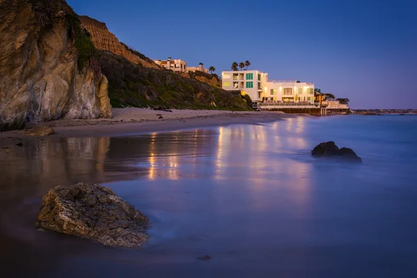 Maison moderne sur la plage la nuit, à partir de El Matador State B — Photo