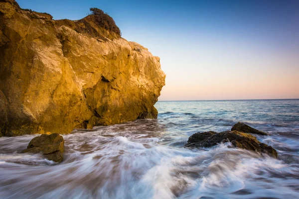 Skály a vln v Tichém oceánu, na El Matador státu Beach, — Stock fotografie