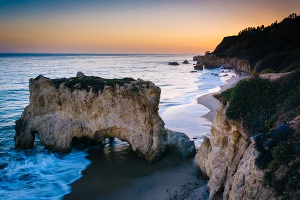 Sea stack and view of the Pacific Ocean at sunset, from cliffs a — Stock Photo, Image