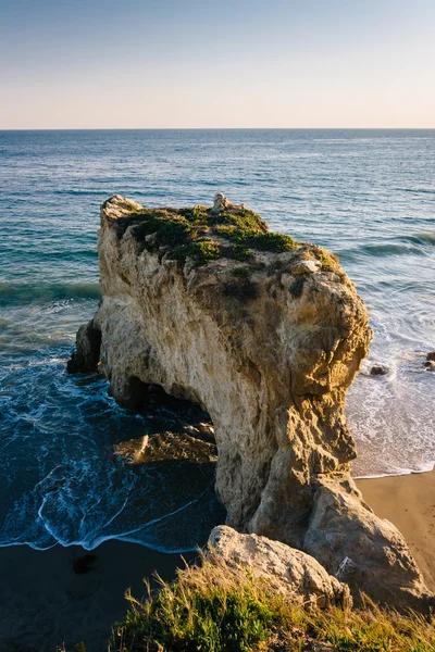 Widok na plażę i morze stosu w El Matador State Beach, Mal — Zdjęcie stockowe