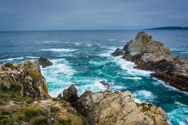 Grandes rochas e ondas no Oceano Pacífico, vistas de uma praia em — Fotografia de Stock