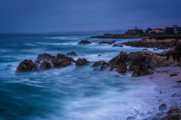 Larga exposición de rocas y olas en el Océano Pacífico al crepúsculo — Foto de Stock