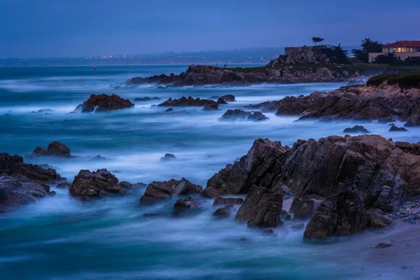 Larga exposición de rocas y olas en el Océano Pacífico al crepúsculo — Foto de Stock