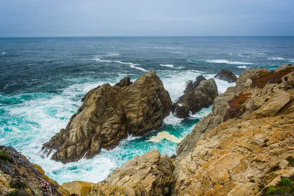Rochas maciças no Oceano Pacífico, em Point Lobos State Natural — Fotografia de Stock