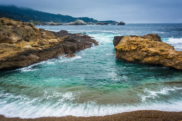 Rochas e ondas no Oceano Pacífico, vistas de uma praia em Point — Fotografia de Stock