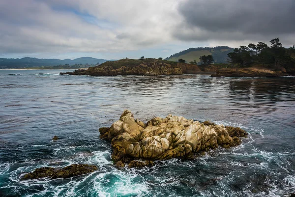 Sziklák és a hullámok a Csendes-óceán: Point Lobos-Stat — Stock Fotó