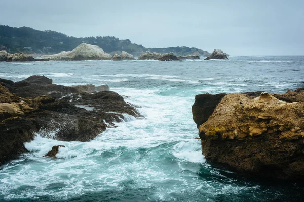 Sziklák és a hullámok a Csendes-óceán: Point Lobos-Stat — Stock Fotó