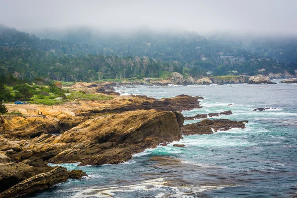 Vista de la costa rocosa y la niebla sobre colinas distantes en Point Lobos St — Foto de Stock
