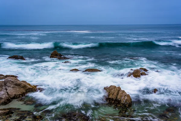 Olas cayendo sobre rocas en el Océano Pacífico al atardecer, en Pac —  Fotos de Stock