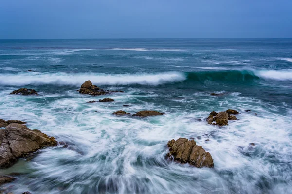 황혼, Pac에서 태평양 바다에서 바위에 부서 지는 파도 — 스톡 사진