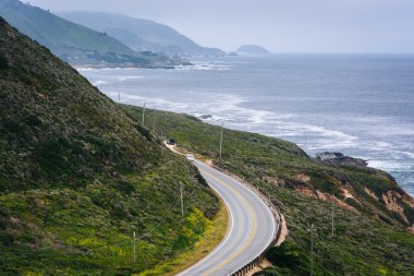 Pacific Coast Highway ve sahil birlikte dağların görüntülemek 