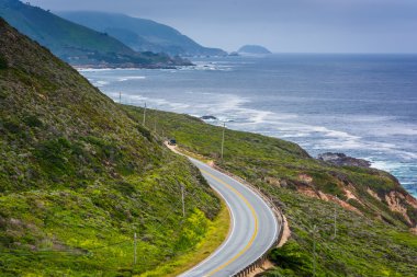 Pacific Coast Highway ve sahil birlikte dağların görüntülemek 