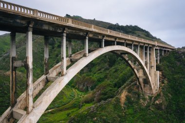 Big Sur, Kaliforniya Rocky Creek Köprüsü'nün görünümü.