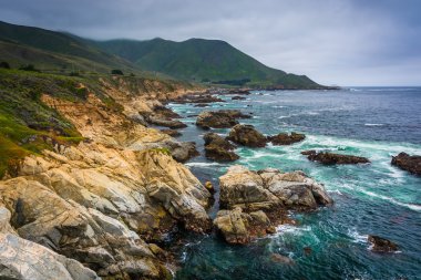 Kayalık Pacific Coast ve dağlar, Garrapata Stat, görünümü