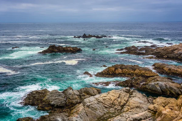 Rocce e onde nell'Oceano Pacifico al Garrapata State Park, Ca — Foto Stock