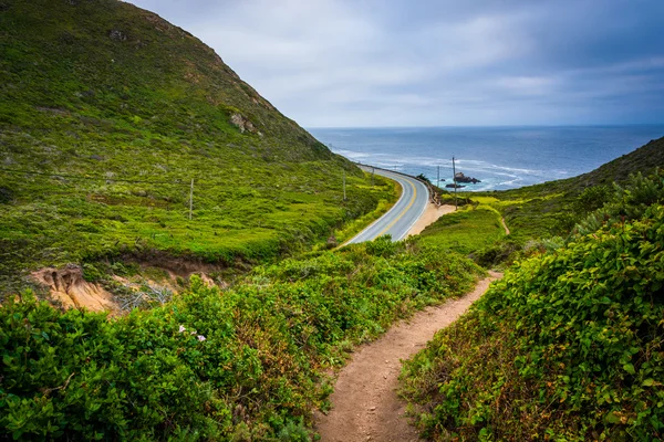 Trail en weergave van Pacific Coast Highway, bij Garrapata State Park — Stockfoto