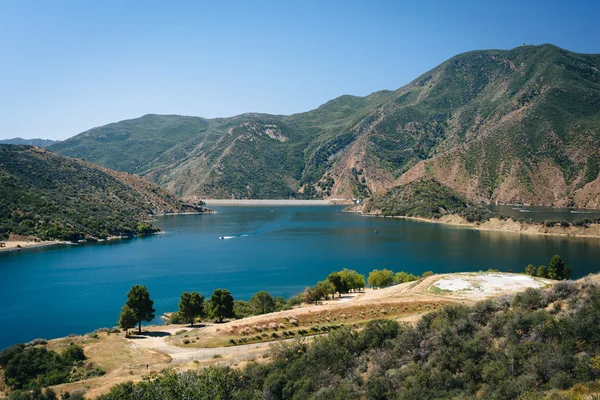 Pohled na jezero Pyramid v Angeles National Forest. — Stock fotografie