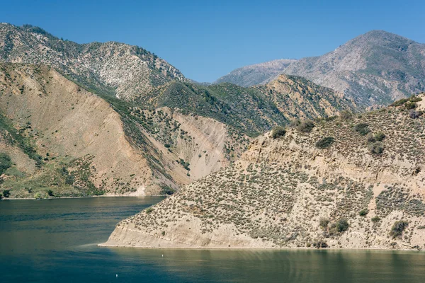 Pohled na jezero Pyramid v Angeles National Forest. — Stock fotografie