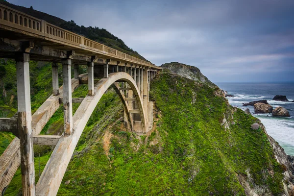 Weergave van de rotsachtige Creek Bridge, in Big Sur, Californië. — Stockfoto