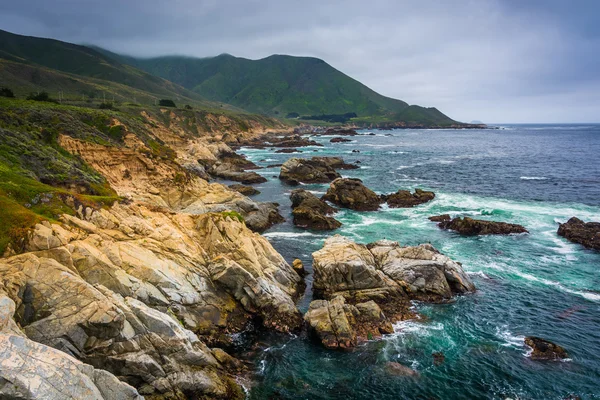 Zicht op de rotsachtige Pacific Coast en bergen, op Garrapata Stat — Stockfoto