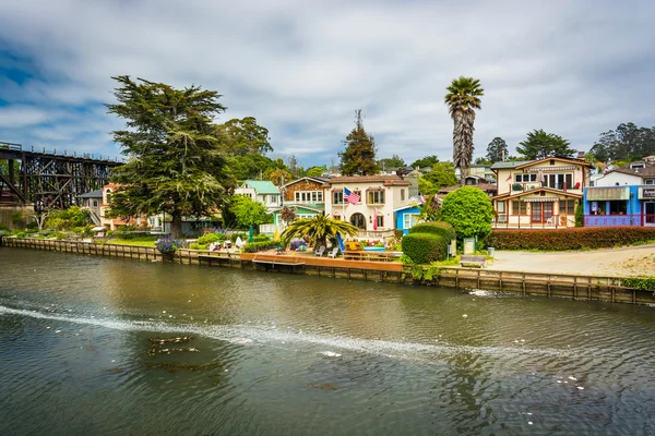 Houses along Soquel Creek in Capitola, California. — Stock Photo, Image