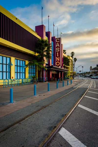 Trolley track and casino along the boardwalk in Santa Cruz, Cali — Stock Photo, Image