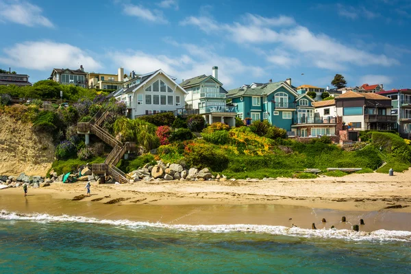 Bild av hus på bluffar ovanför stranden i Capitola, Californi — Stockfoto