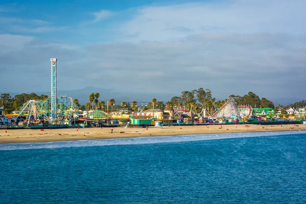 Vista de los paseos en el paseo marítimo de Santa Cruz y la playa desde — Foto de Stock