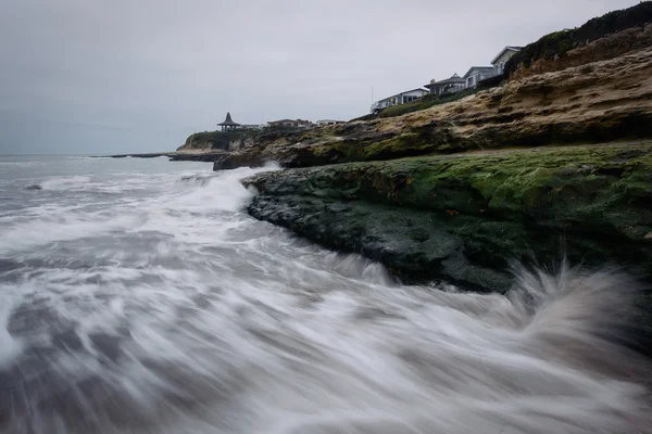 Vlny zřítilo na skalách na přírodní mosty státu Beach v Santa — Stock fotografie