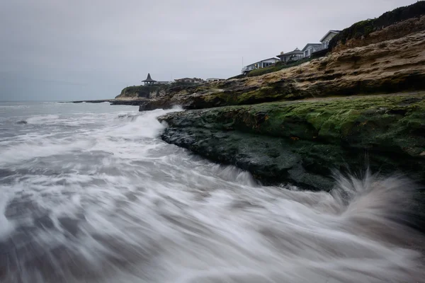 Wellen krachen auf Felsen an natürlichen Brücken Staatsstrand, in Santa — Stockfoto