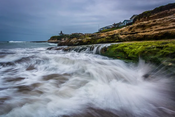 Волны разбиваются о скалы на пляже Natural Bridges State Beach, в Санта-Клаусе — стоковое фото