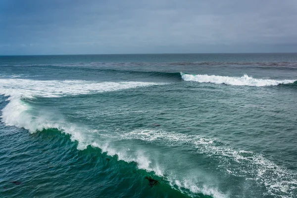 Vagues dans l'océan Pacifique, à Santa Cruz, Californie . — Photo