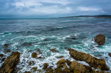 Kayalar ve Pasifik Okyanusu 17 mil Driv gördün, dalgalar