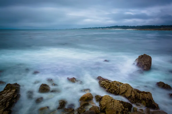 Larga exposición de rocas y olas en el Océano Pacífico, vista desde — Foto de Stock