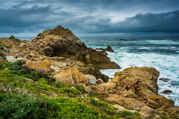 Felsen entlang des Pazifischen Ozeans am Point Joe, gesehen vom 17 mil — Stockfoto