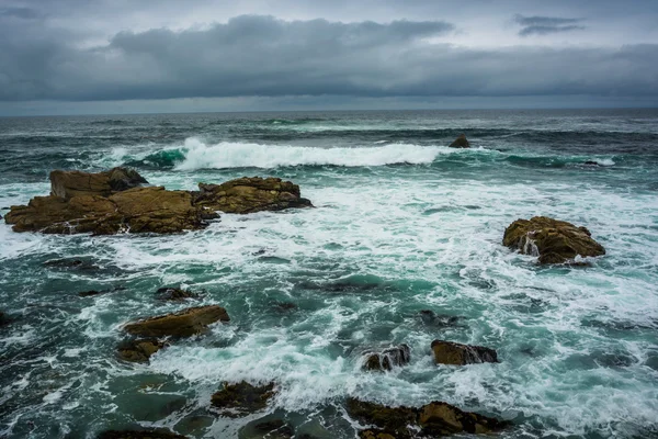 Vlny a skály v Tichém oceánu, z 17 Mile Driv — Stock fotografie