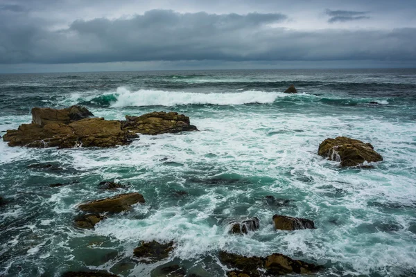 Golven en rotsen in de Stille Oceaan, gezien vanaf de 17 mijl-Driv — Stockfoto