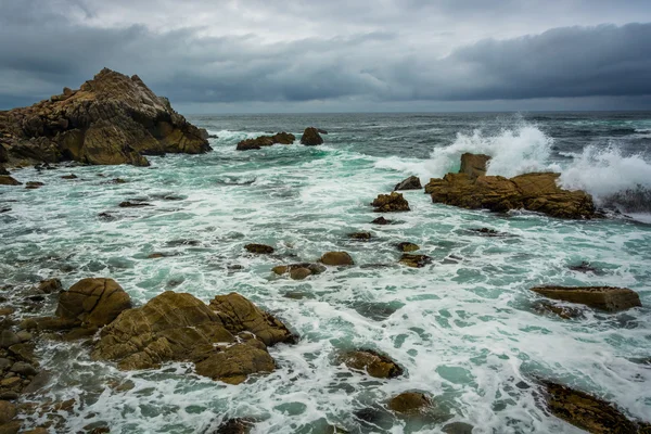 Golven en rotsen in de Stille Oceaan, gezien vanaf de 17 mijl-Driv — Stockfoto