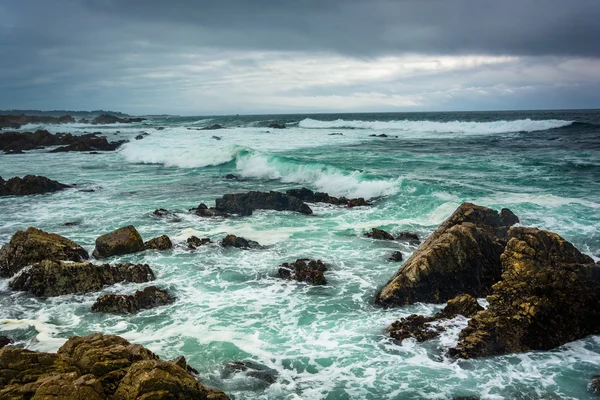 Golven en rotsen in de Stille Oceaan, gezien vanaf de 17 mijl-Driv — Stockfoto