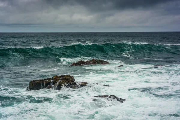 Vagues et rochers dans l'océan Pacifique, vus du 17 Mile Driv — Photo