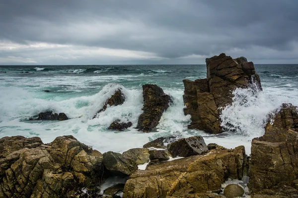 Onde che si infrangono sulle rocce dell'Oceano Pacifico, viste dalla 17 M — Foto Stock