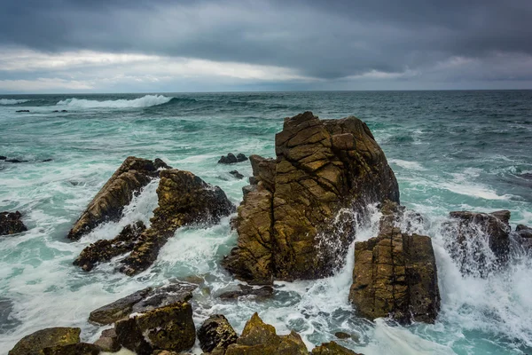 Olas que se estrellan contra rocas en el Océano Pacífico, vistas desde los 17 M —  Fotos de Stock