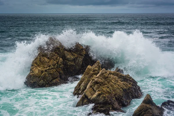 Golven op de rotsen in de Stille Oceaan, gezien vanaf de 17 M — Stockfoto